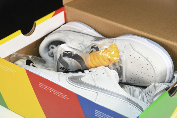 Nike SB Dunk Low White Lobster (Friends and Family)  FD8776-100