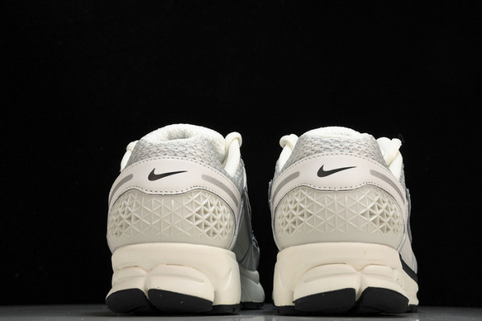 Nike Zoom Vomero 5 Photon Dust Metallic Silver  FD0884-025
