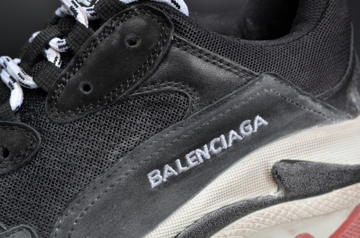 BL 17FW TRIPLE S TRAINER BLACK/ RED MENS W05M23972