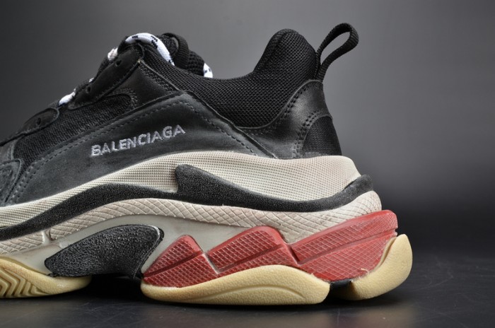 BL 17FW TRIPLE S TRAINER BLACK/ RED MENS W05M23972