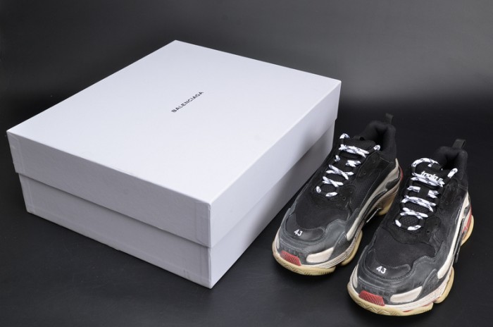 BL 17FW TRIPLE S TRAINER BLACK/ RED MENS W05M23972