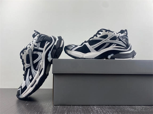 UrbanChic Balenciaga 772774-W3RNY- 4322